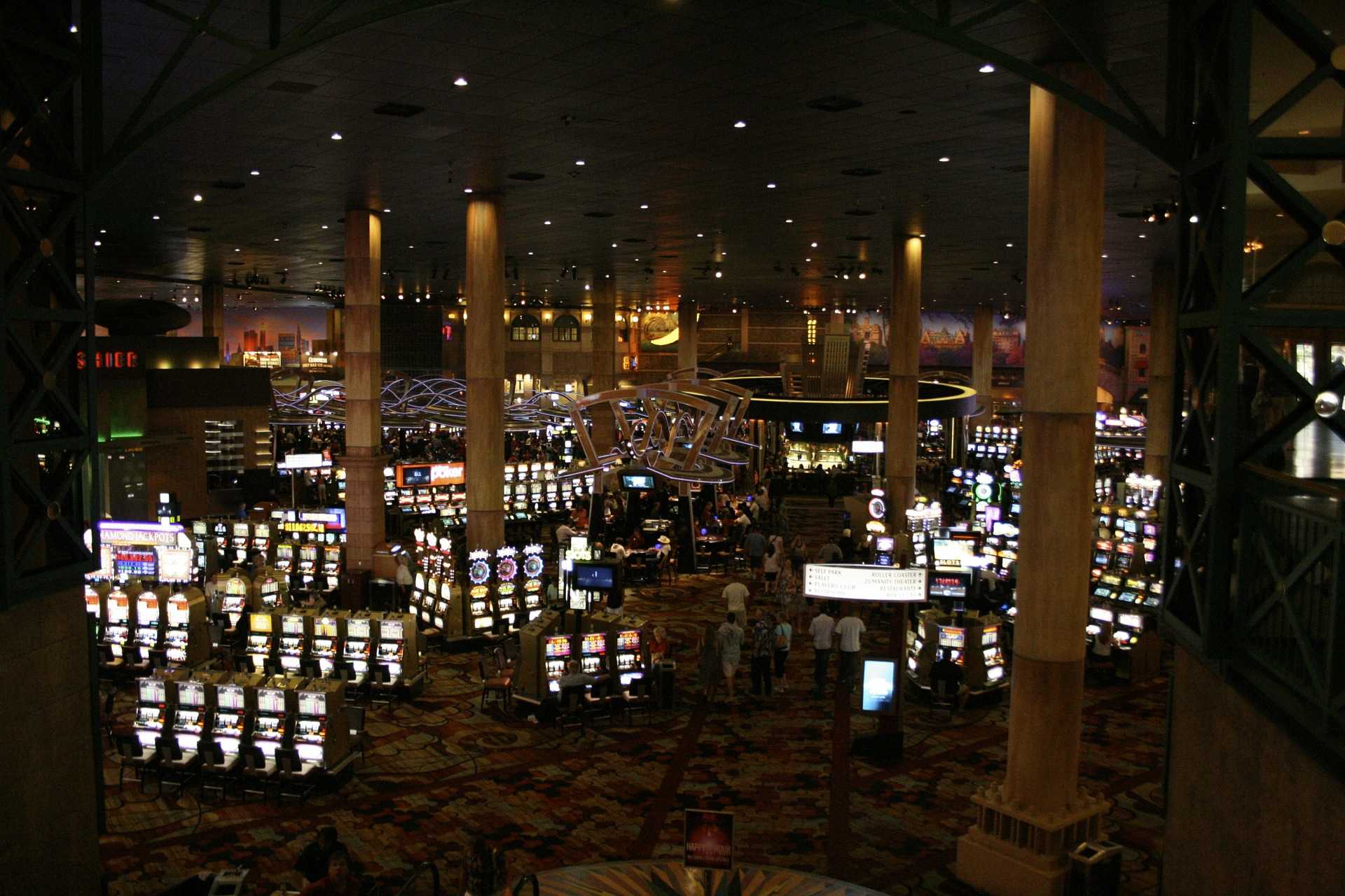 Leuchtende Casinoautomaten in einem Casino
